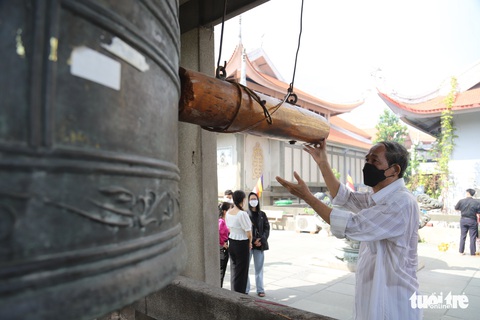 Đông đảo người dân TP.HCM viếng chùa cầu an nhân Phật đản - Ảnh 7. Đông đảo người dân TP.HCM viếng chùa cầu an nhân Phật đản - Ảnh 7.