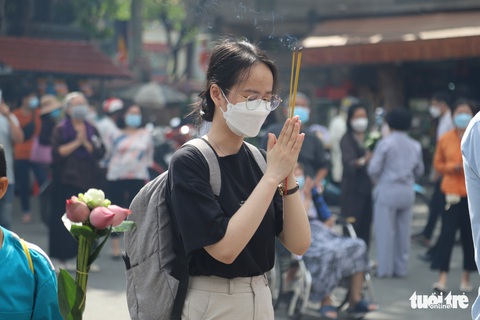 Đông đảo người dân TP.HCM viếng chùa cầu an nhân Phật đản - Ảnh 6. Đông đảo người dân TP.HCM viếng chùa cầu an nhân Phật đản - Ảnh 6.