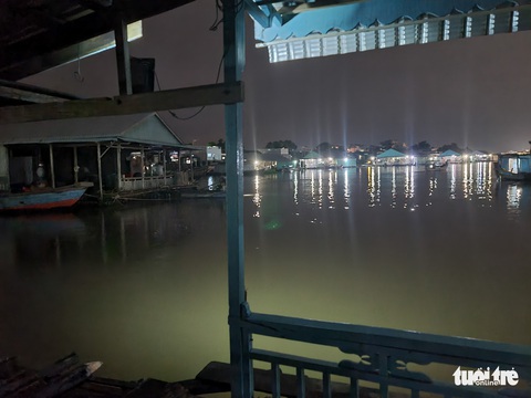 Di dời trên 20 bè cá Châu Đốc ra khỏi nơi có hàng trăm tấn cá chết - Ảnh 2. Di dời trên 20 bè cá Châu Đốc ra khỏi nơi có hàng trăm tấn cá chết - Ảnh 2.