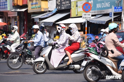 Vì sao TP.HCM có mưa trời vẫn oi bức, nửa đêm nóng nực? - Ảnh 1. Vì sao TP.HCM có mưa trời vẫn oi bức, nửa đêm nóng nực? - Ảnh 1.