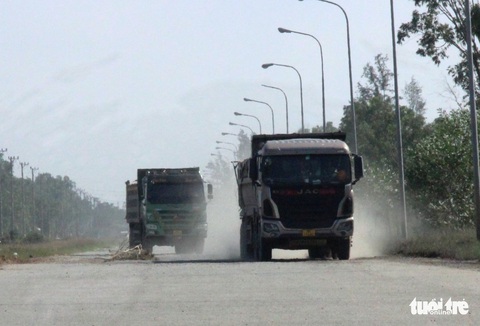 Đường nối khu kinh tế Dung Quất - Chu Lai nát hơn... đường làng - Ảnh 3. Đường nối khu kinh tế Dung Quất - Chu Lai nát hơn... đường làng - Ảnh 3.