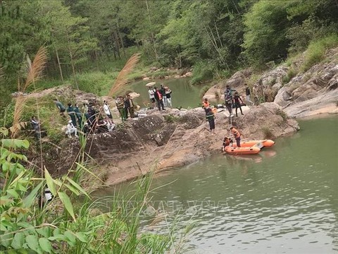 Đi chơi thác gần thủy điện, một người đuối nước tử vong - Ảnh 1. Đi chơi thác gần thủy điện, một người đuối nước tử vong - Ảnh 1.