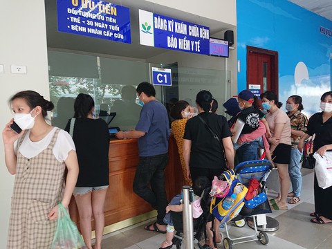 Người bệnh sắp được chuyển tuyến, khám lại bằng phiên bản điện tử- Ảnh 1. Người dân đăng ký khám chữa bệnh bảo hiểm y tế tại Bệnh viện Nhi trung ương - Ảnh: DƯƠNG LIỄU