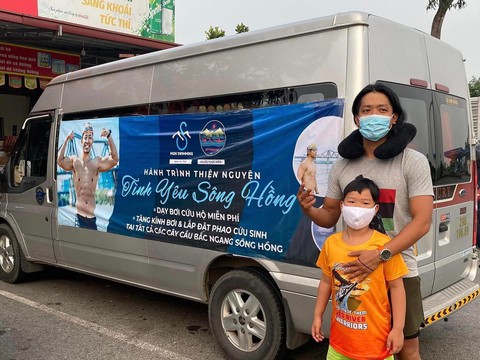Hành trình dạy bơi miễn phí dọc sông Hồng của chàng trai từng suýt chết vì đuối nước - Ảnh 1. Hành trình dạy bơi miễn phí dọc sông Hồng của chàng trai từng suýt chết vì đuối nước - Ảnh 1.