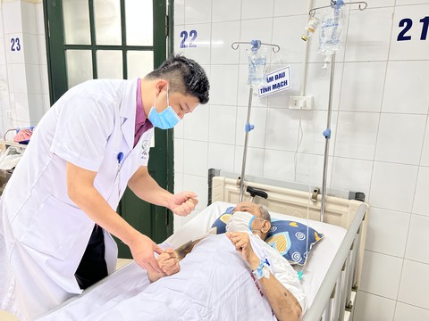 Cụ ông 94 tuổi ở Quảng Ngãi được thay khớp vai ở Hà Nội - Ảnh 1. Cụ ông 94 tuổi ở Quảng Ngãi được thay khớp vai ở Hà Nội - Ảnh 1.