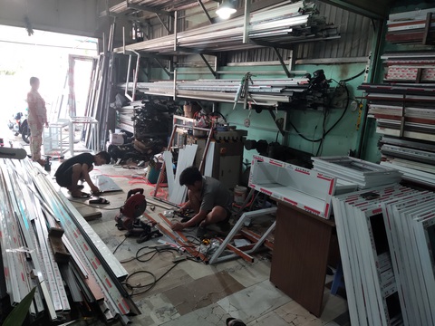 Giá xăng tăng làm giá cả lên chóng mặt, buôn bán từ siêu thị đến tiểu thương đều kêu khó - Ảnh 4. Giá xăng tăng làm giá cả lên chóng mặt, buôn bán từ siêu thị đến tiểu thương đều kêu khó - Ảnh 4.