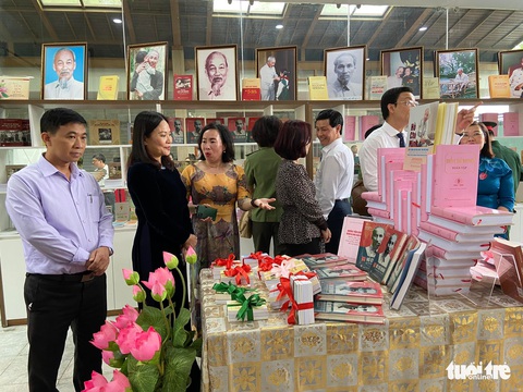 Ra mắt Tủ sách Hồ Chí Minh và khai trương phòng trưng bày sách về Chủ tịch Hồ Chí Minh - Ảnh 1. Ra mắt Tủ sách Hồ Chí Minh và khai trương phòng trưng bày sách về Chủ tịch Hồ Chí Minh - Ảnh 1.