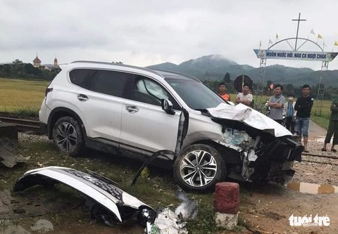 Va chạm với tàu hỏa, xế hộp biến dạng bị hất văng xuống ruộng - Ảnh 1. Va chạm với tàu hỏa, xế hộp biến dạng bị hất văng xuống ruộng - Ảnh 1.