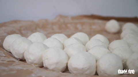 Tiệm bánh rán 30 năm, ngày bán 10.000 chiếc ở phố cổ, ra Hà Nội nhiều lần nhưng bạn đã biết chưa? - Ảnh 4. Tiệm bánh rán 30 năm, ngày bán 10.000 chiếc ở phố cổ, ra Hà Nội nhiều lần nhưng bạn đã biết chưa? - Ảnh 4.