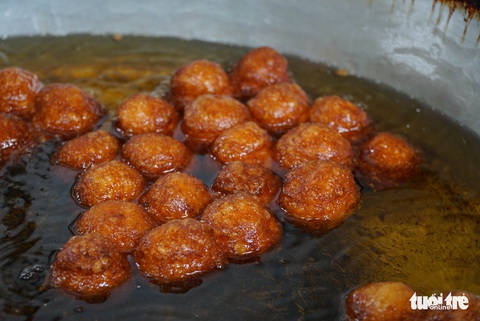 Tiệm bánh rán 30 năm, ngày bán 10.000 chiếc ở phố cổ, ra Hà Nội nhiều lần nhưng bạn đã biết chưa? - Ảnh 6. Tiệm bánh rán 30 năm, ngày bán 10.000 chiếc ở phố cổ, ra Hà Nội nhiều lần nhưng bạn đã biết chưa? - Ảnh 6.