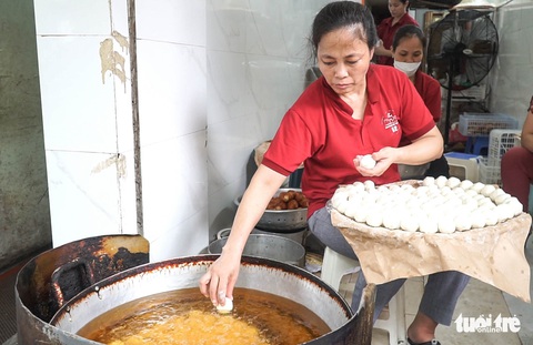 Tiệm bánh rán 30 năm, ngày bán 10.000 chiếc ở phố cổ, ra Hà Nội nhiều lần nhưng bạn đã biết chưa? - Ảnh 5. Tiệm bánh rán 30 năm, ngày bán 10.000 chiếc ở phố cổ, ra Hà Nội nhiều lần nhưng bạn đã biết chưa? - Ảnh 5.