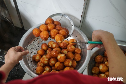 Tiệm bánh rán 30 năm, ngày bán 10.000 chiếc ở phố cổ, ra Hà Nội nhiều lần nhưng bạn đã biết chưa? - Ảnh 7. Tiệm bánh rán 30 năm, ngày bán 10.000 chiếc ở phố cổ, ra Hà Nội nhiều lần nhưng bạn đã biết chưa? - Ảnh 7.