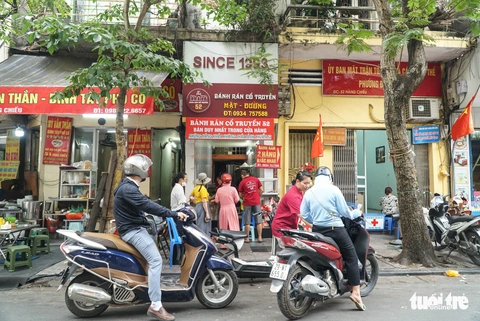 Tiệm bánh rán 30 năm, ngày bán 10.000 chiếc ở phố cổ, ra Hà Nội nhiều lần nhưng bạn đã biết chưa? - Ảnh 8. Tiệm bánh rán 30 năm, ngày bán 10.000 chiếc ở phố cổ, ra Hà Nội nhiều lần nhưng bạn đã biết chưa? - Ảnh 8.