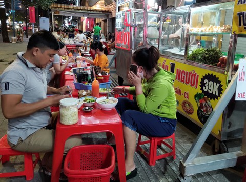 Giá xăng tăng làm giá cả lên chóng mặt, buôn bán từ siêu thị đến tiểu thương đều kêu khó - Ảnh 3. Giá xăng tăng làm giá cả lên chóng mặt, buôn bán từ siêu thị đến tiểu thương đều kêu khó - Ảnh 3.