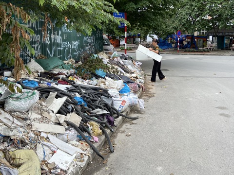 Ngang nhiên đổ trộm rác thải: Lẽ nào không có thuốc trị? - Ảnh 1. Ngang nhiên đổ trộm rác thải: Lẽ nào không có thuốc trị? - Ảnh 1.