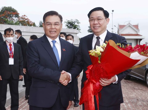 Chủ tịch Quốc hội Vương Đình Huệ gặp Tổng bí thư, Chủ tịch nước Lào - Ảnh 2. Chủ tịch Quốc hội Vương Đình Huệ gặp Tổng bí thư, Chủ tịch nước Lào - Ảnh 2.