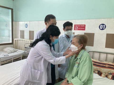 Bệnh nhân 62 tuổi nhiễm COVID-19 được thở qua mũi tự nhiên sau 7 tháng lệ thuộc ống thở - Ảnh 1. Bệnh nhân 62 tuổi nhiễm COVID-19 được thở qua mũi tự nhiên sau 7 tháng lệ thuộc ống thở - Ảnh 1.