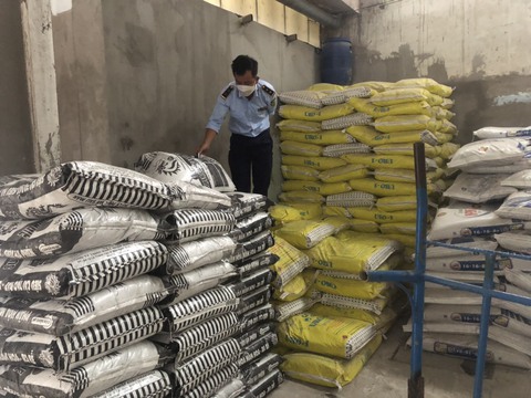 Liên tục phát hiện, xử lý các vụ kinh doanh phân bón giả - Ảnh 2. Liên tục phát hiện, xử lý các vụ kinh doanh phân bón giả - Ảnh 2.