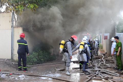 Bãi rác nhựa cháy ngùn ngụt, 5 xe chữa cháy mới dập tắt - Ảnh 1. Bãi rác nhựa cháy ngùn ngụt, 5 xe chữa cháy mới dập tắt - Ảnh 1.