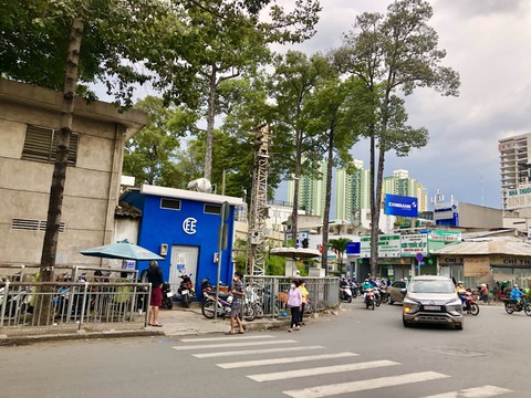 Bãi xe chiếm vỉa hè quanh Bệnh viện Chợ Rẫy, Sở GTVT yêu cầu dỡ rào chắn - Ảnh 1. Bãi xe chiếm vỉa hè quanh Bệnh viện Chợ Rẫy, Sở GTVT yêu cầu dỡ rào chắn - Ảnh 1.