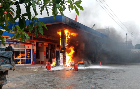 Đạp nhầm chân ga, xe hơi đổ xăng tông vô cây xăng, cả hai cùng bốc cháy - Ảnh 1. Đạp nhầm chân ga, xe hơi đổ xăng tông vô cây xăng, cả hai cùng bốc cháy - Ảnh 1.