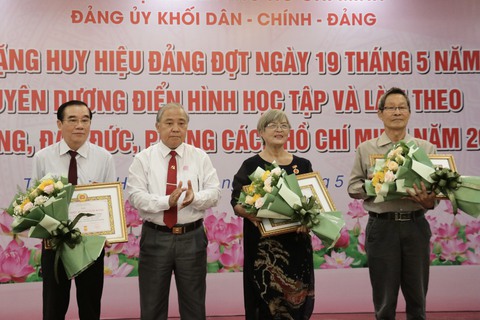 TP.HCM: Trao huy hiệu Đảng cho nhiều đảng viên lão thành - Ảnh 1. TP.HCM: Trao huy hiệu Đảng cho nhiều đảng viên lão thành - Ảnh 1.