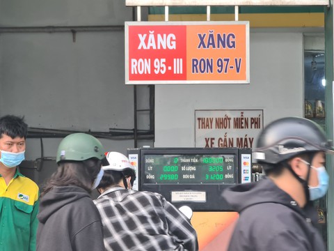 Xăng xịn được bán giá cao? - Ảnh 1. Xăng xịn được bán giá cao? - Ảnh 1.