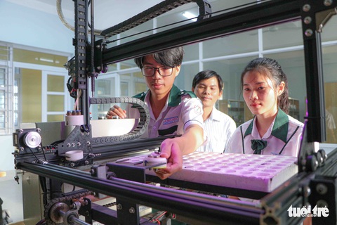 Độc đáo máy gieo hạt 2 trong 1 điều khiển qua điện thoại của học sinh lớp 11 - Ảnh 1. Độc đáo máy gieo hạt 2 trong 1 điều khiển qua điện thoại của học sinh lớp 11 - Ảnh 1.
