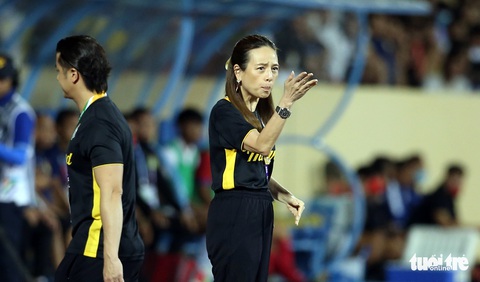 Nữ trưởng đoàn U23 Thái Lan bị thủ môn Kawin làm chấn thương mũi - Ảnh 4.