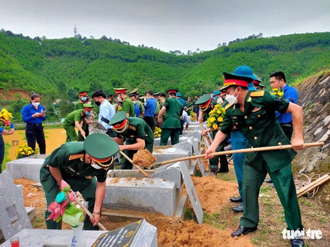 Truy điệu, an táng 11 hài cốt liệt sĩ hy sinh tại Lào - Ảnh 3. Truy điệu, an táng 11 hài cốt liệt sĩ hy sinh tại Lào - Ảnh 3.
