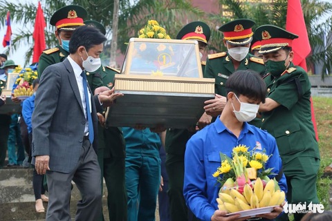 Truy điệu, an táng 11 hài cốt liệt sĩ hy sinh tại Lào - Ảnh 2. Truy điệu, an táng 11 hài cốt liệt sĩ hy sinh tại Lào - Ảnh 2.