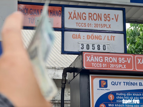 Giá xăng tăng chưa đến 30.000 đồng/lít, sao cây xăng bán 31.200 đồng? - Ảnh 1. Giá xăng tăng chưa đến 30.000 đồng/lít, sao cây xăng bán 31.200 đồng? - Ảnh 1.