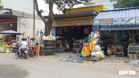 Nhóm giang hồ vác hung khí đập xe, ném bom xăng náo loạn đường phố - Ảnh 1. Nhóm giang hồ vác hung khí đập xe, ném bom xăng náo loạn đường phố - Ảnh 1.