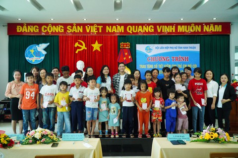Hứa Vĩ Văn bán tranh để hỗ trợ trẻ mồ côi, Quyền Linh khâm phục mẹ đơn thân đi chống dịch - Ảnh 4. Hứa Vĩ Văn bán tranh để hỗ trợ trẻ mồ côi, Quyền Linh khâm phục mẹ đơn thân đi chống dịch - Ảnh 4.