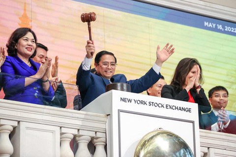 Thủ tướng Chính phủ Phạm Minh Chính gõ búa kết thúc phiên giao dịch tại Sàn giao dịch chứng khoán New York (NYSE) ngày 16-5 theo giờ địa phương - Ảnh: VGP Thủ tướng Chính phủ Phạm Minh Chính gõ búa kết thúc phiên giao dịch tại Sàn giao dịch chứng khoán New York (NYSE) ngày 16-5 theo giờ địa phương - Ảnh: VGP