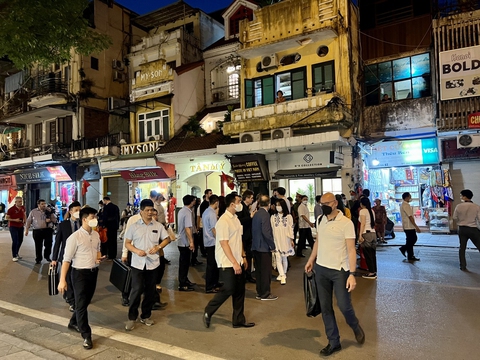 Tổng thống Hy Lạp thong dong dạo phố, mua đồ thêu, sơn mài… ở phố cổ Hà Nội - Ảnh 2. Tổng thống Hy Lạp thong dong dạo phố, mua đồ thêu, sơn mài… ở phố cổ Hà Nội - Ảnh 2.