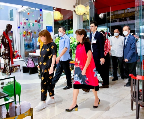 Tổng thống Hy Lạp thong dong dạo phố, mua đồ thêu, sơn mài… ở phố cổ Hà Nội - Ảnh 3. Tổng thống Hy Lạp thong dong dạo phố, mua đồ thêu, sơn mài… ở phố cổ Hà Nội - Ảnh 3.