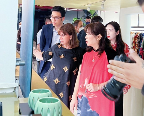 Tổng thống Hy Lạp thong dong dạo phố, mua đồ thêu, sơn mài… ở phố cổ Hà Nội - Ảnh 4. Tổng thống Hy Lạp thong dong dạo phố, mua đồ thêu, sơn mài… ở phố cổ Hà Nội - Ảnh 4.