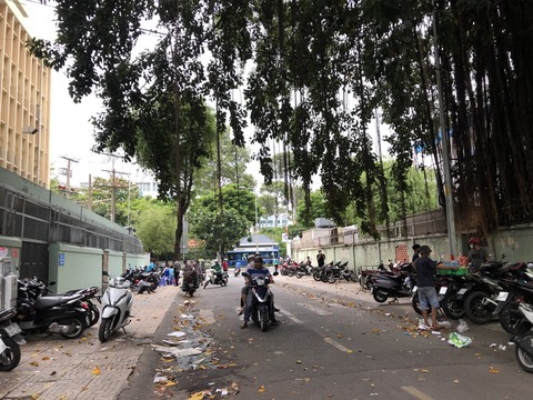 Bãi xe chiếm vỉa hè quanh Bệnh viện Chợ Rẫy, Sở GTVT yêu cầu dỡ rào chắn - Ảnh 3. Bãi xe chiếm vỉa hè quanh Bệnh viện Chợ Rẫy, Sở GTVT yêu cầu dỡ rào chắn - Ảnh 3.