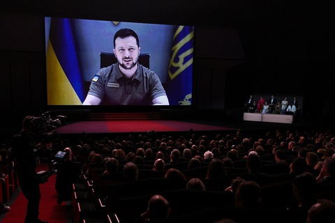 Ông Zelensky phát biểu tại Liên hoan phim Cannes: Điện ảnh sẽ im lặng hay lên tiếng? - Ảnh 1. Ông Zelensky phát biểu tại Liên hoan phim Cannes: Điện ảnh sẽ im lặng hay lên tiếng? - Ảnh 1.