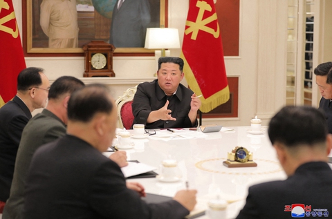 Ông Kim Jong Un phê bình các quan chức chống dịch non kém - Ảnh 1. Ông Kim Jong Un phê bình các quan chức chống dịch non kém - Ảnh 1.