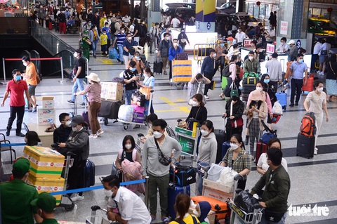 Kiểm tra, xử lý xe chặt chém ở Tân Sơn Nhất sau vụ khách đi 3km phải trả gần 200.000 đồng - Ảnh 1. Kiểm tra, xử lý xe chặt chém ở Tân Sơn Nhất sau vụ khách đi 3km phải trả gần 200.000 đồng - Ảnh 1.