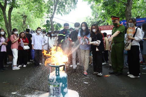 Trẻ mẫu giáo cũng được học phòng cháy, chữa cháy - Ảnh 1. Trẻ mẫu giáo cũng được học phòng cháy, chữa cháy - Ảnh 1.
