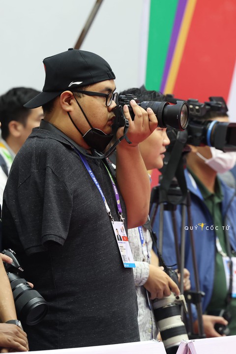 Phóng viên ảnh một tay gây ấn tượng mạnh ở SEA Games 31 - Ảnh 1. Phóng viên ảnh một tay gây ấn tượng mạnh ở SEA Games 31 - Ảnh 1.