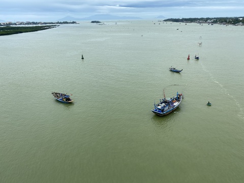 Tìm thấy thi thể cháu nhỏ 6 tuổi bị cha ôm nhảy cầu Cửa Đại - Ảnh 2. Tìm thấy thi thể cháu nhỏ 6 tuổi bị cha ôm nhảy cầu Cửa Đại - Ảnh 2.