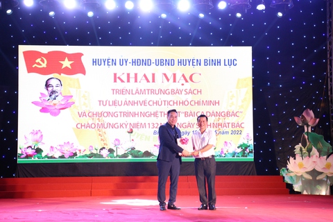 Triển lãm sách và tư liệu về Chủ tịch Hồ Chí Minh tại Bình Lục, Hà Nam - Ảnh 4. Triển lãm sách và tư liệu về Chủ tịch Hồ Chí Minh tại Bình Lục, Hà Nam - Ảnh 4.