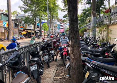 Vỉa hè bị chiếm dụng, không có lối đi bộ, bệnh nhân phải đi xuống lòng đường - Ảnh 8. Vỉa hè bị chiếm dụng, không có lối đi bộ, bệnh nhân phải đi xuống lòng đường - Ảnh 8.