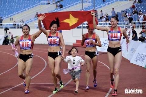Nguyễn Thị Huyền ôm con gái sau khi đạt mốc 10 huy chương vàng SEA Games - Ảnh 4. Nguyễn Thị Huyền ôm con gái sau khi đạt mốc 10 huy chương vàng SEA Games - Ảnh 4.