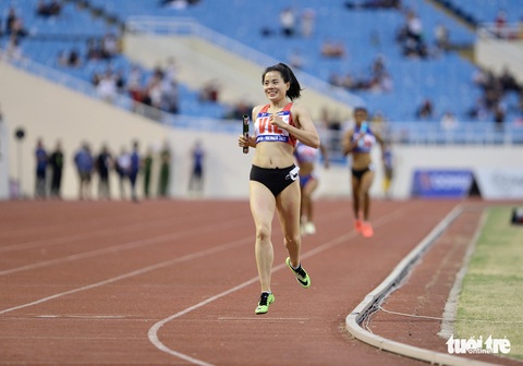 Nguyễn Thị Huyền ôm con gái sau khi đạt mốc 10 huy chương vàng SEA Games - Ảnh 2. Nguyễn Thị Huyền ôm con gái sau khi đạt mốc 10 huy chương vàng SEA Games - Ảnh 2.