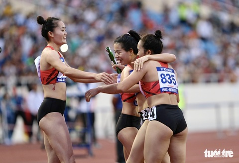 Nguyễn Thị Huyền ôm con gái sau khi đạt mốc 10 huy chương vàng SEA Games - Ảnh 3. Nguyễn Thị Huyền ôm con gái sau khi đạt mốc 10 huy chương vàng SEA Games - Ảnh 3.
